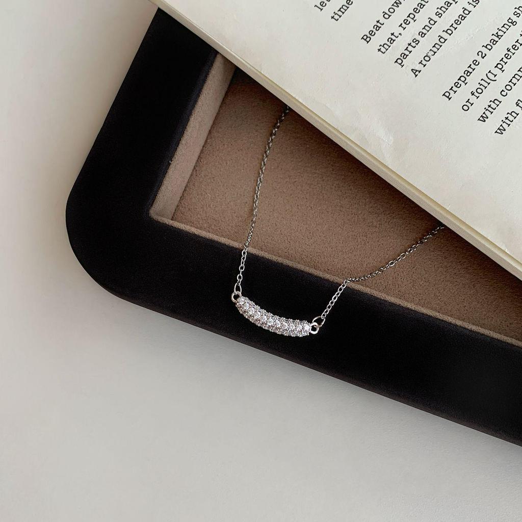 Korean Style Cubic Zirconia Bar Necklace for Women - Elegant Clavicle Chain with Paved Diamond Pendant, Light Luxury.