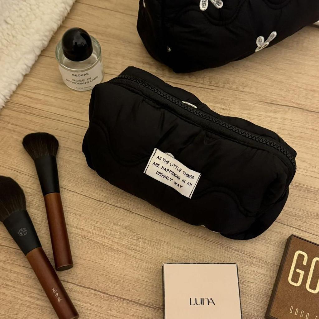 Wysokiej klasy czarna haftowana kosmetyczka z królikiem – Duża pojemność do przechowywania kosmetyków i przyborów toaletowych w podróży