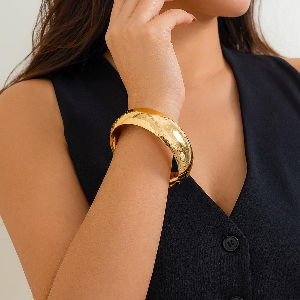 Design Sense Metal Snake Stripe Wide Bracelet Fashion Niche Texture Sense Round Ring Open Bracelet Women