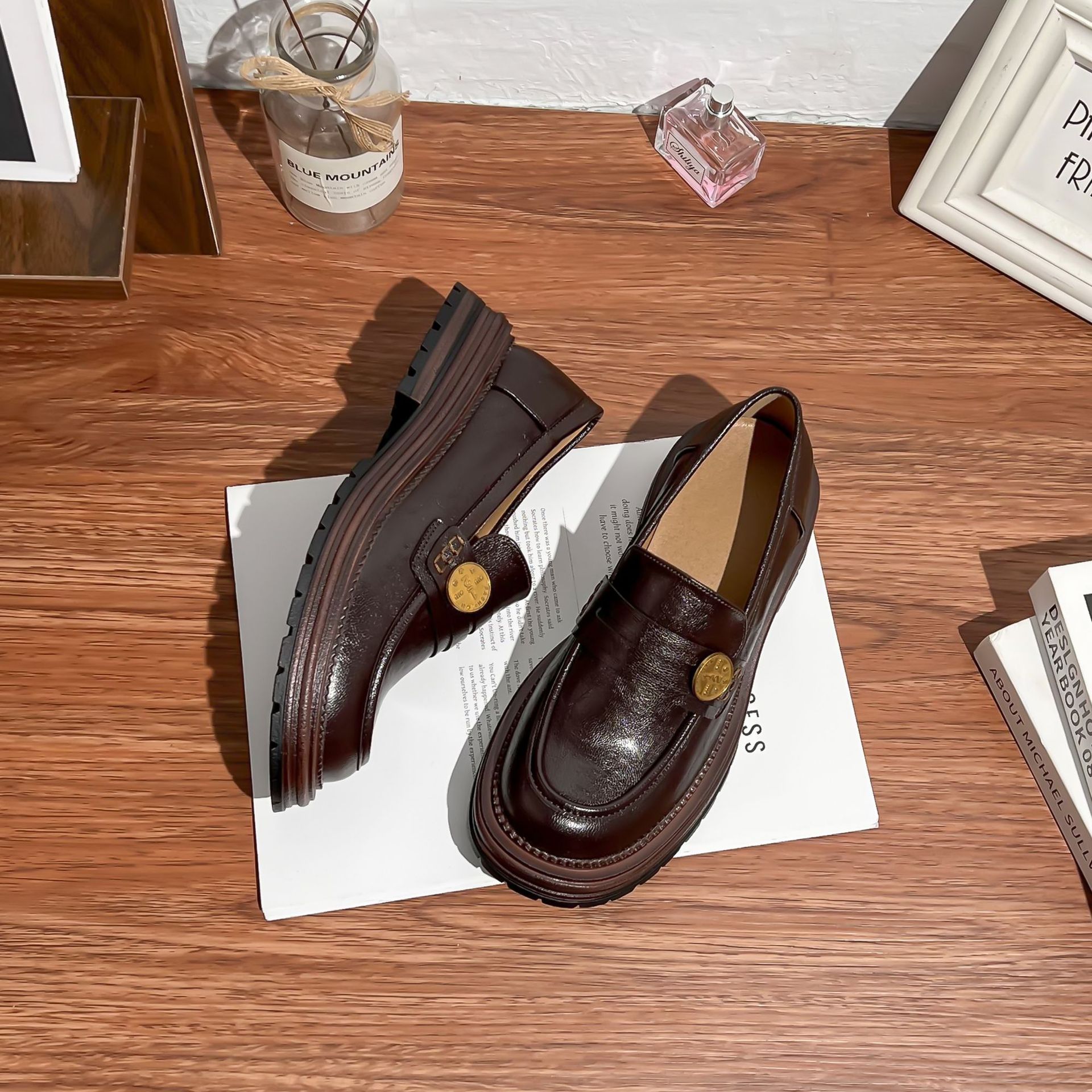 

2025 Французские лоферы на платформе, высококлассные ретро туфли из маленькой кожи в британском стиле, женские с маленькими золотыми монетками, на толстом каблуке, туфли Leather heel sticker коричневый