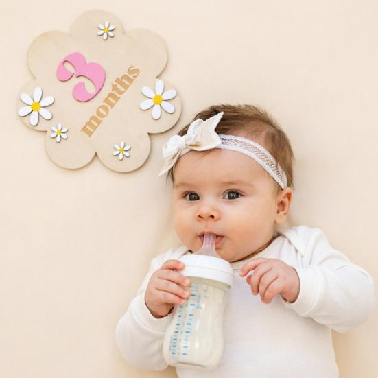 Baby Monats Meilenstein Karte Schild Holzblumenbrett mit 10 austauschbaren Zahlen für Neugeborenen Wachstums-Tracker Foto Requisite Babyparty Kinderzimmer Dekor