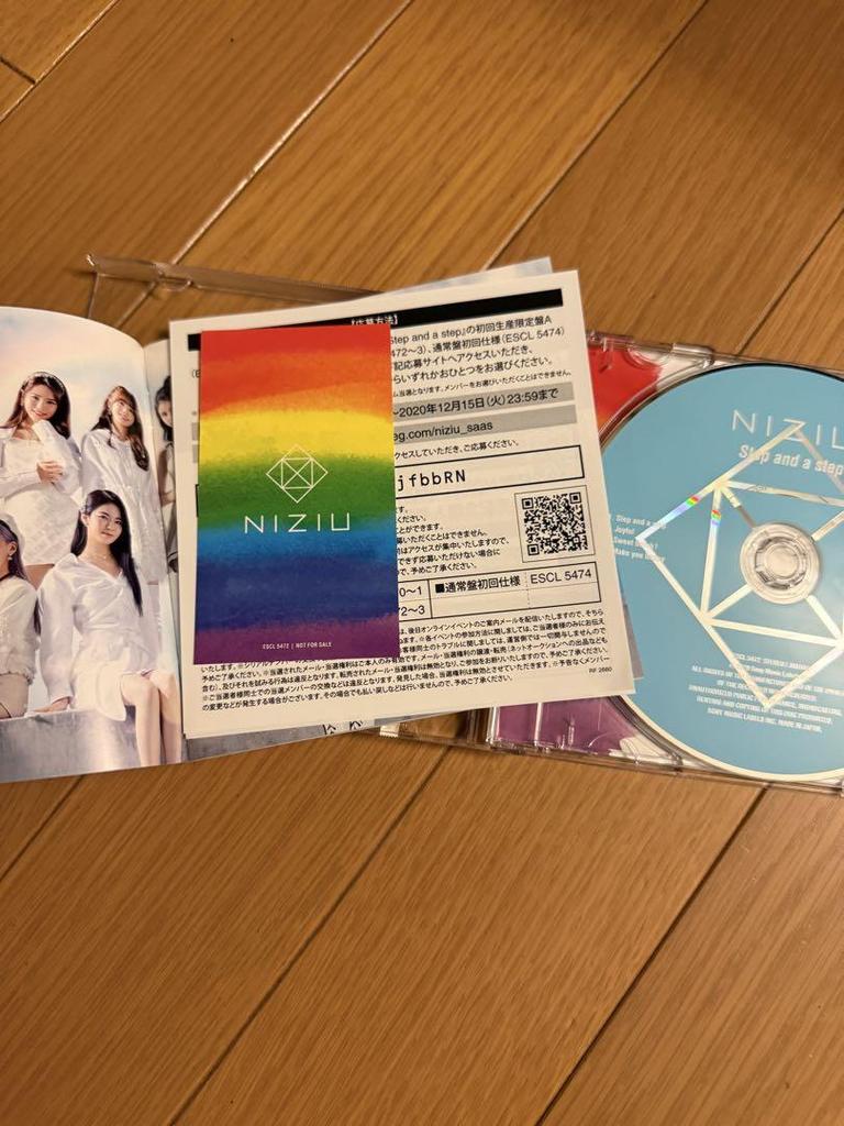 [USED] Step and a step/NiziU