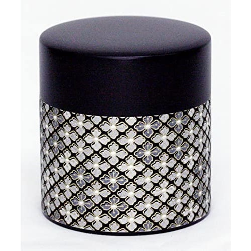 

Kotodo Takahashi Seisakusho KuroTO Маленькая узорная чайница, плоская, 100 г (Ханабиси #124)