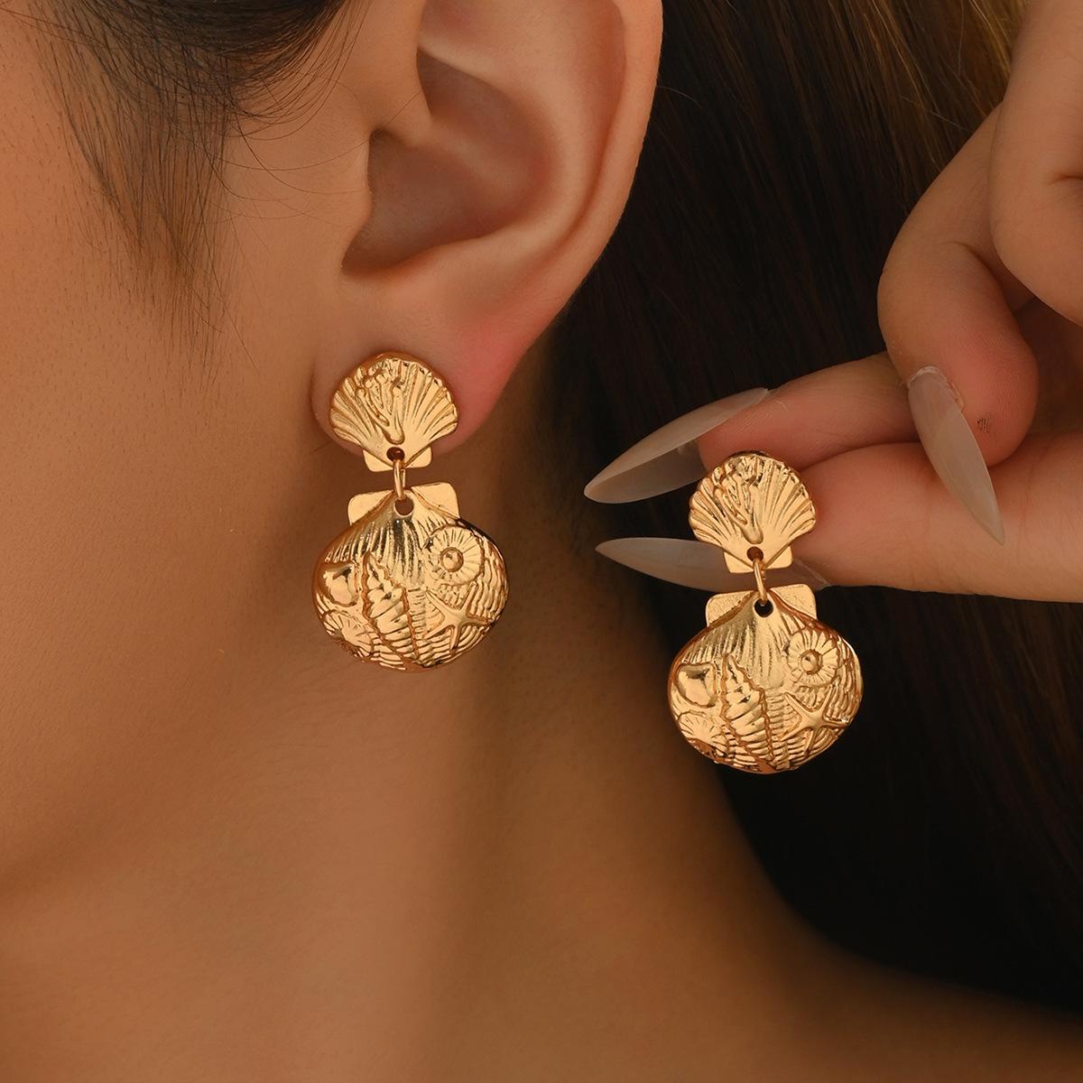 

Holiday style earrings, European and American summer niche alloy stud earrings, women s exaggerated design sense starfish earrings