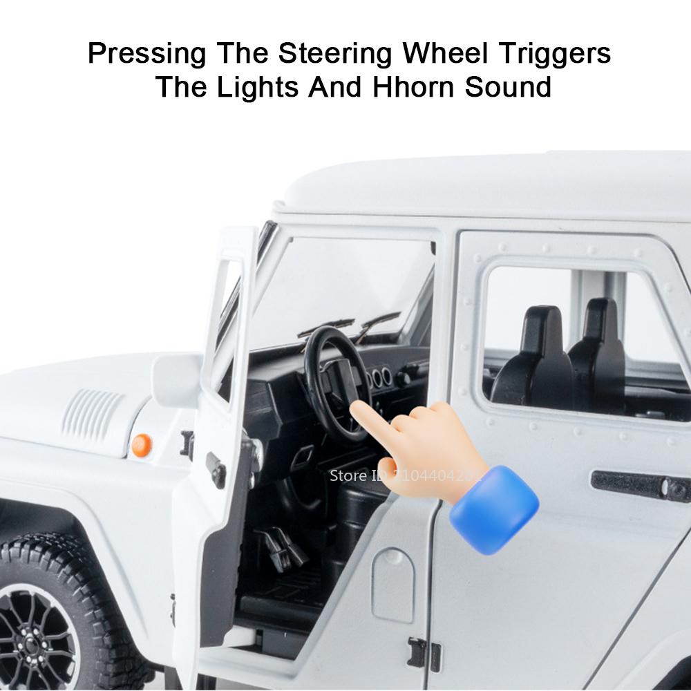 1:18 Russia UAZ Hunter Travelers Alloy Model Diecast Toys Cars Doors Opened Sound Light Pull Back Vehices Gifts Decorative Items