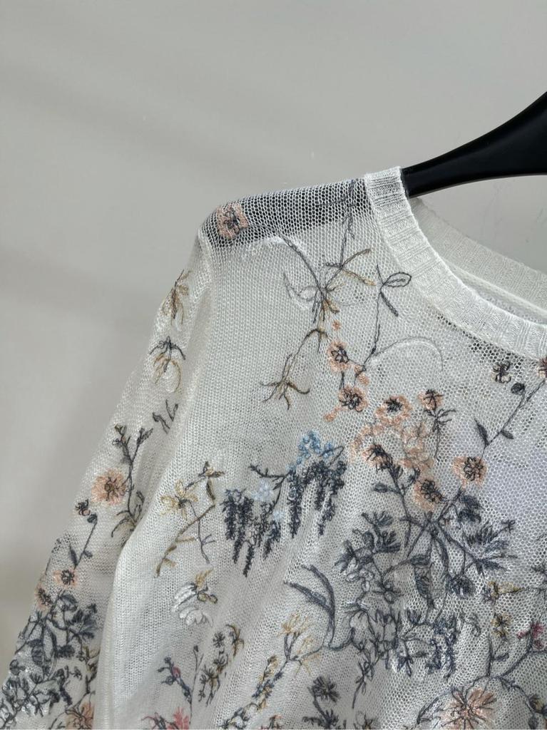 Nanyou Floral Embroidered Hollow Round Neck Sweater: Slimming, Flattering, Age-Defying Women's Fashion Top