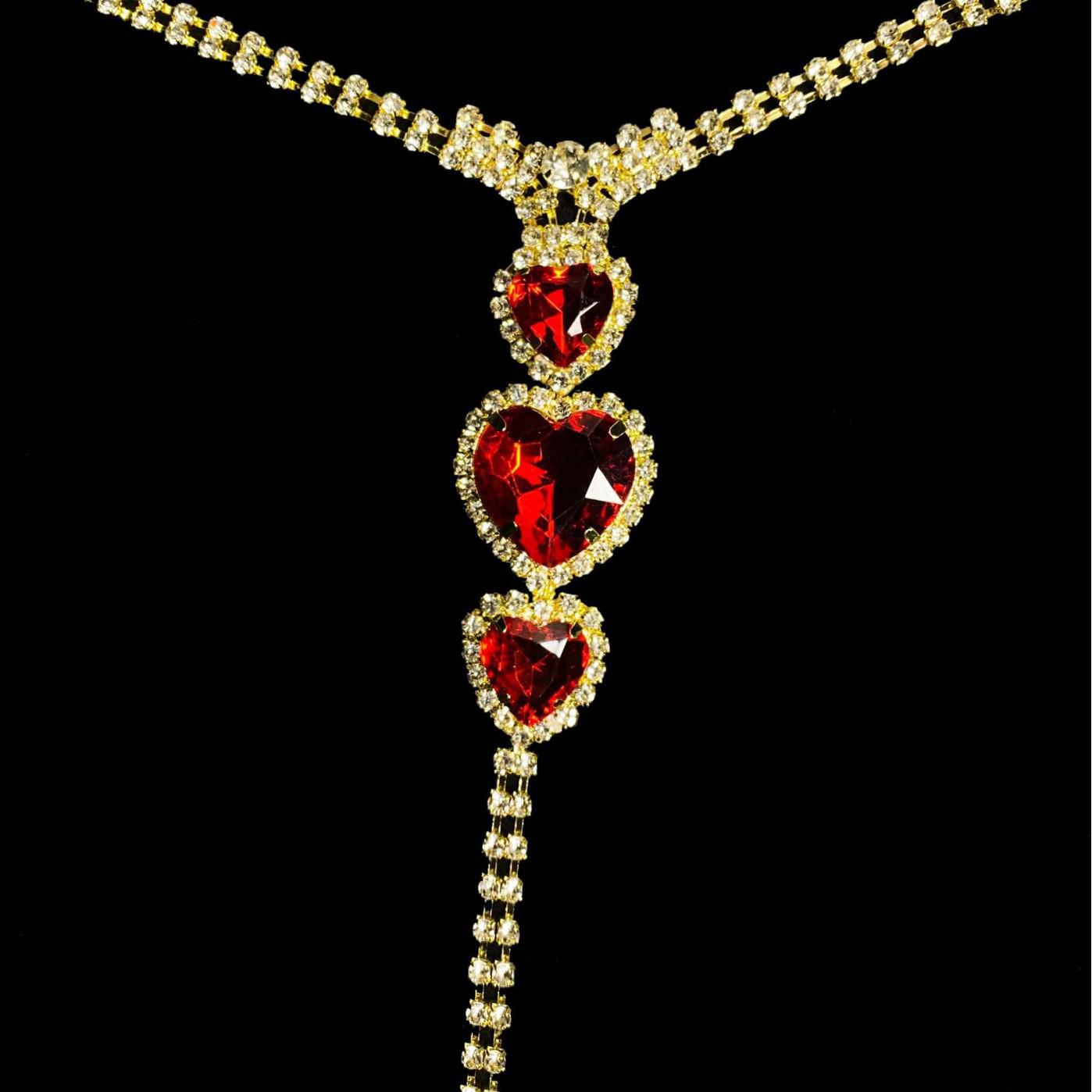 

Ретро-бикини рубинового цвета с цепочками для тела и трусиков со стразами в форме сердца золотой