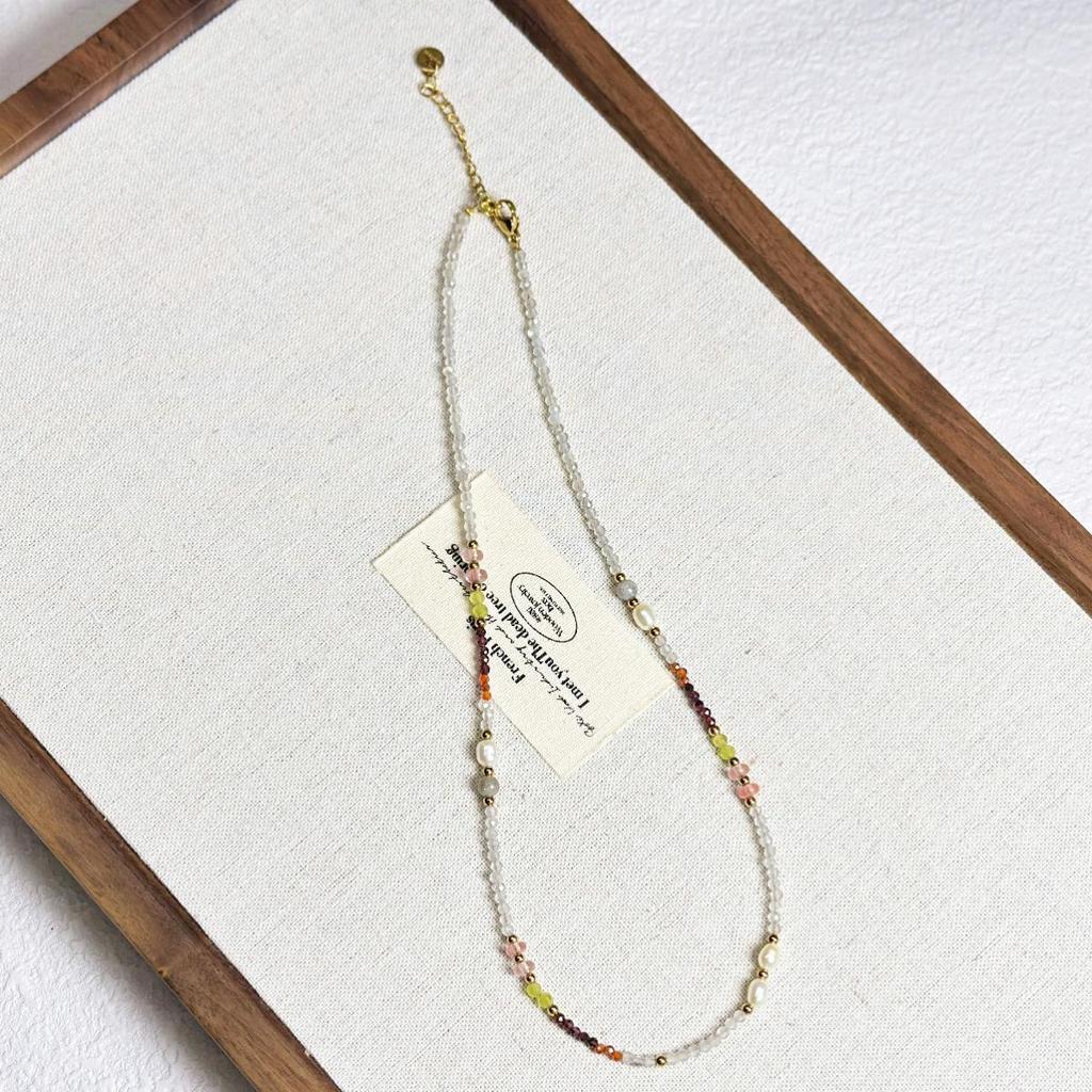 Mehrfarbige Luxus-Halskette aus Naturstein mit Mondstein- und Granatperlen