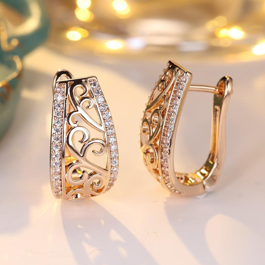 Hollow pattern with diamond engraved ear buckles, retro curly grass pattern earrings, high-end versatile earrings.