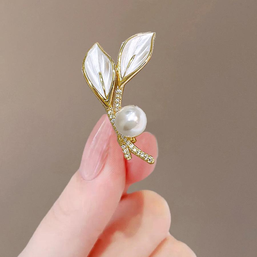 Elegant Pearl Brooch - High-End Minimalist Clothing Accessory