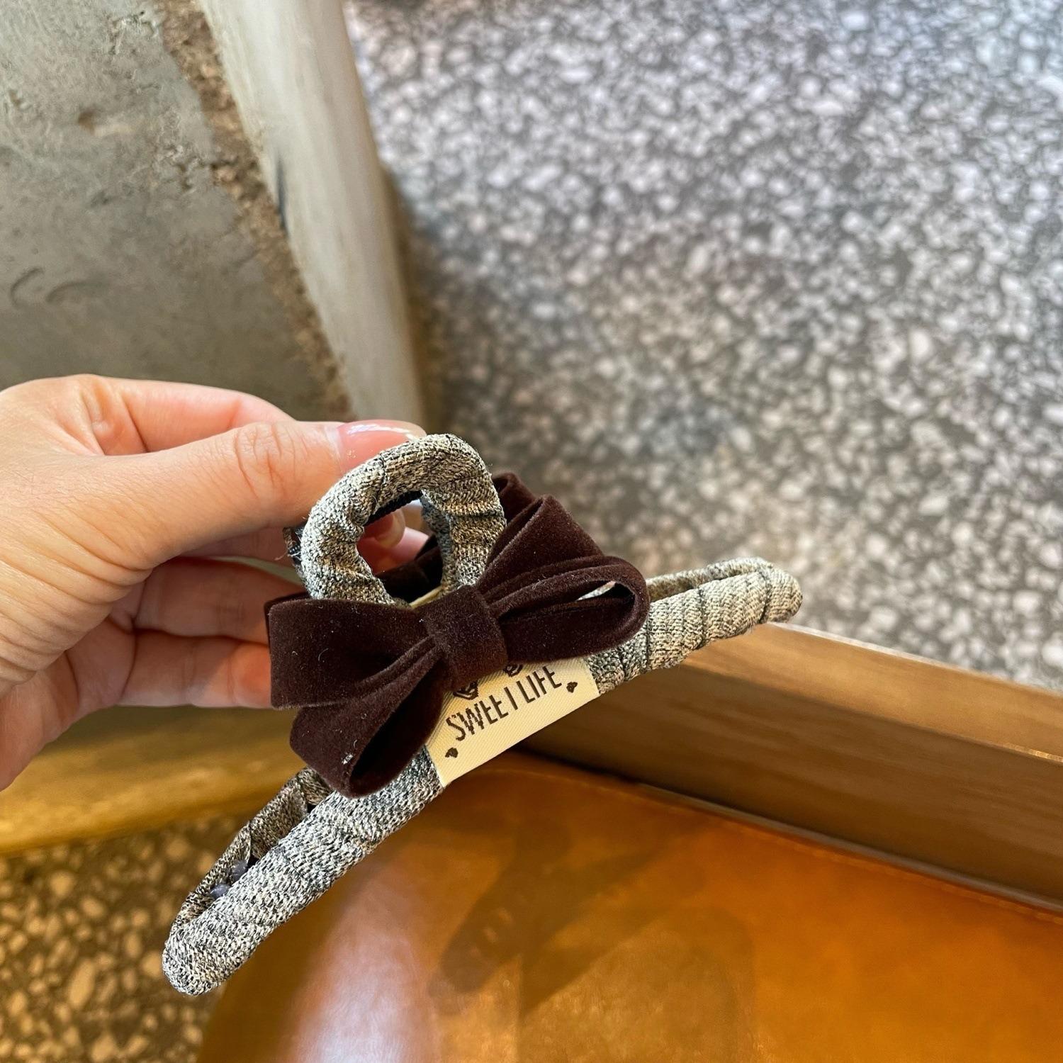 

Vintage Velvet Bow Shark Clip Fabric Splicing Hair Grab Art Light Luxury Style High Headtop Disc Hair Rear Headpiece Headpiece