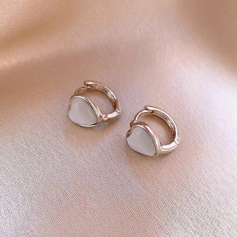 Elegant Heart-shaped Cat-eye Earrings: Trendy, Versatile Studs for a Stylish Commute. серебряный