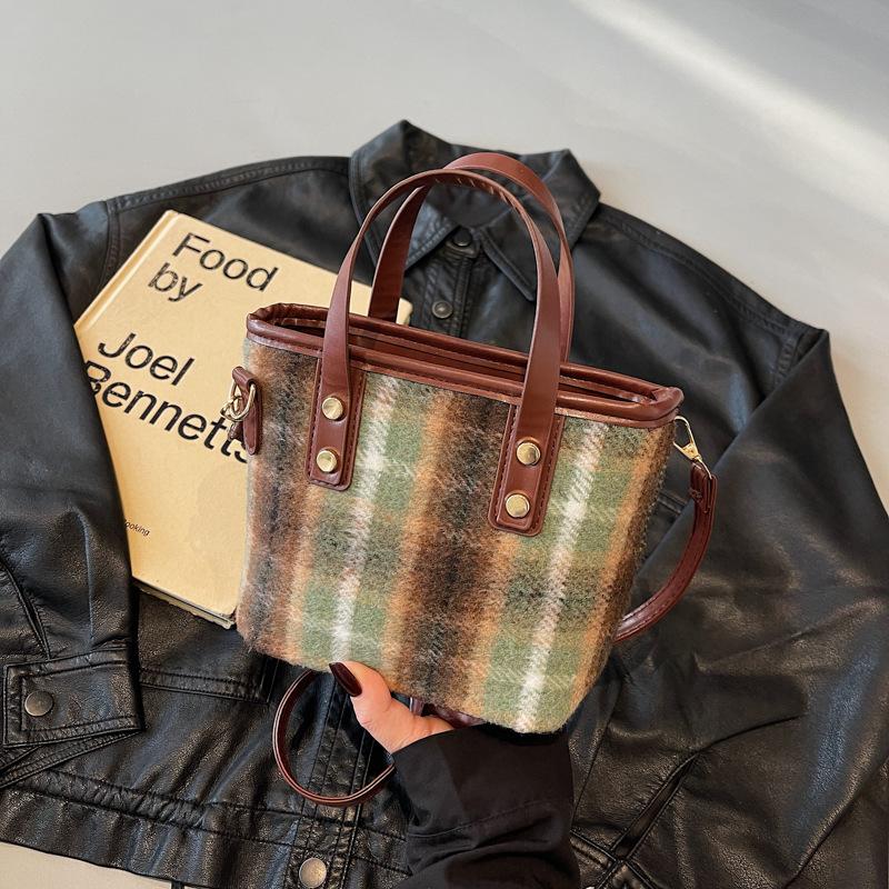 Women's bag 2025 new women's bag popular and popular versatile messenger bag fashionable portable bucket niche woolen bag