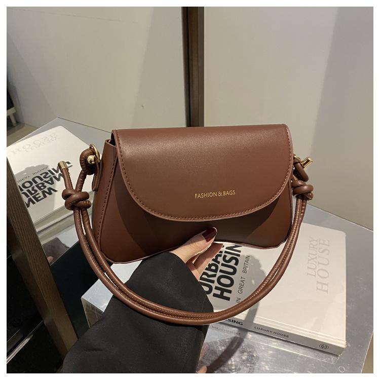 

Premium saddle small square bag women s 2025 spring new fashion shoulder bag delivery messenger bag темно-коричневого