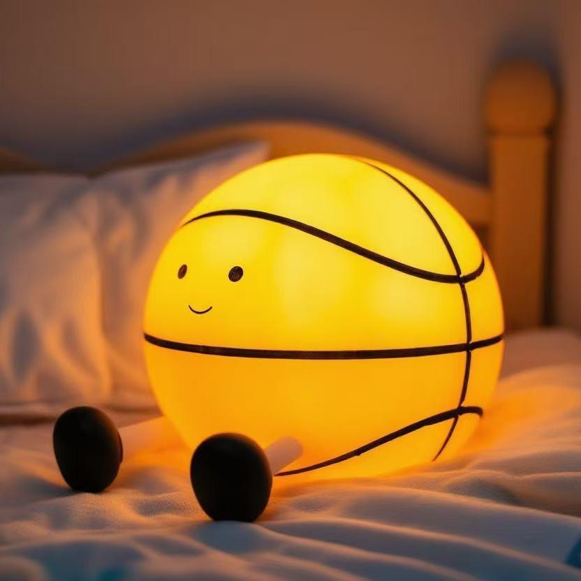 Kreatives Basketball-Nachtlicht: Dreistufiger Dimmventilator Geschenk für Kindergeburtstag oder Schreibtischornament