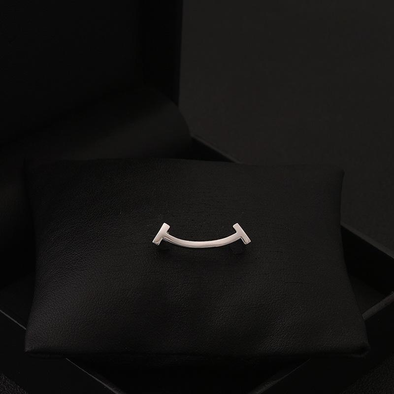 Cute and Simple Smiling Face Brooch High-end and Elegant Woman Fixed Shirt Collar Anti-glare Clasp Small Pin