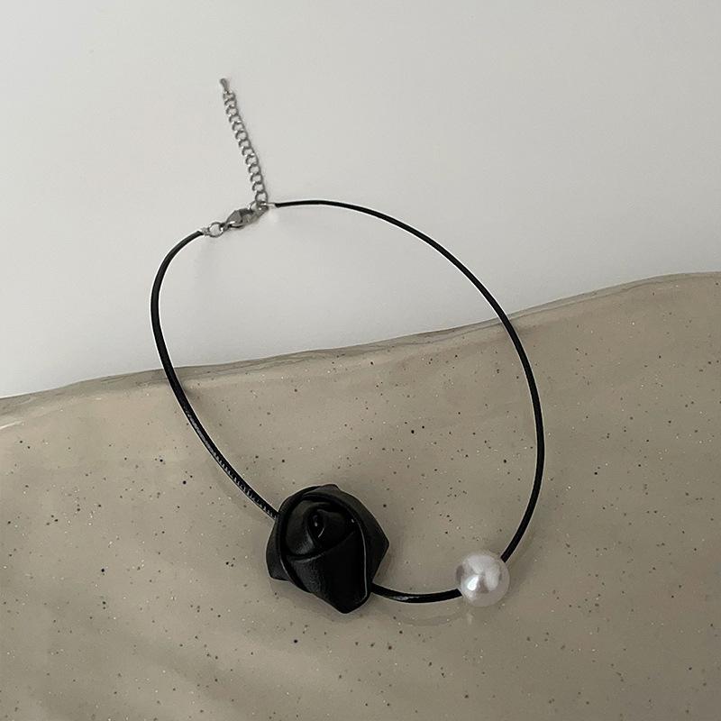 

Ожерелье из жемчужного кожаного цветка для женщин, нишевый дизайн, чувство французского ретро, универсальный, индивидуальный, темпераментный, модный, ожерелье, воротник
