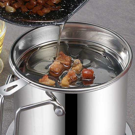 Edelstahl Ölfilterbehälter mit Feinmaschen-Sieb 1,4/1,8L Große Kapazität Küchenölkrug zum Frittieren Kochen Rostbeständig Hitzebeständig Ölkanne