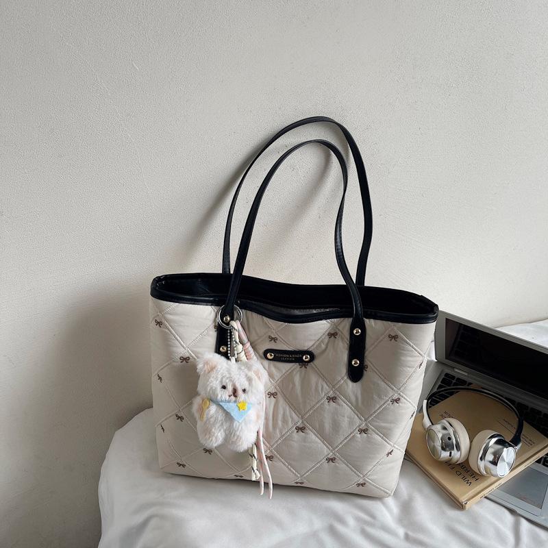 

Korean version of fashion tote bag commuter high-value underarm bag women s 2025 autumn new bow shoulder big bag