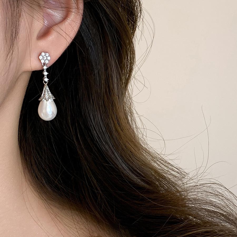 Premium light luxury French retro niche earrings elegant court style zircon flower water drop pearl earrings women