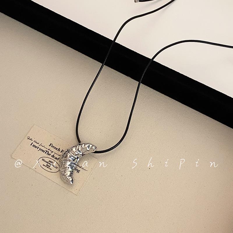 

Minimalist Korean-Style Metal Croissant Necklace - Versatile Literary Choker and Clavicle Chain Jewelry