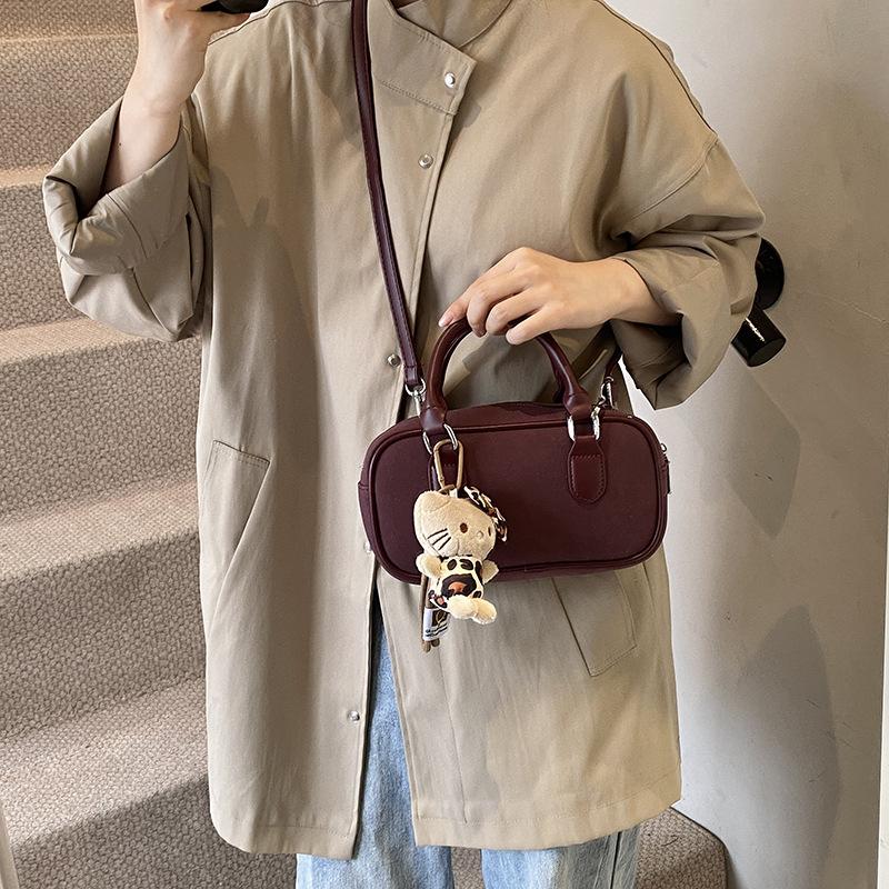 Hand Carrying Retro Bowling Bag Women's 2025 Winter New Fashion Casual Shoulder Bag Niche High-end Messenger Bag