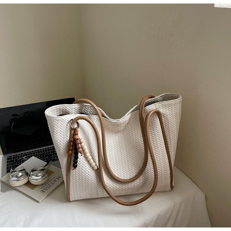 Tote bag women 2025 new fashion retro lazy wind large capacity shoulder bag high sense commuter armpit bag