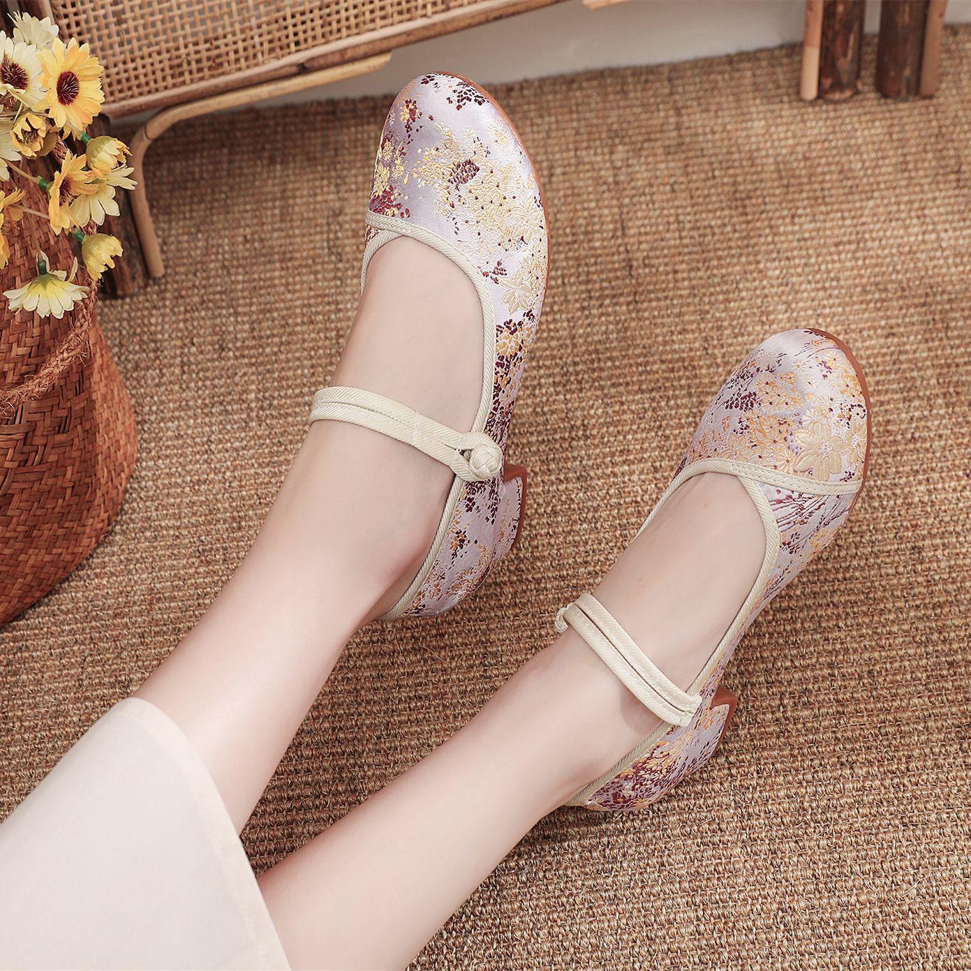 

Весенне-летние новые старые пекинские тканевые туфли женские на танкетке вышитые туфли на среднем каблуке с ципао ханьфу обувь улучшенная обувь женские поющие 41 бежевый