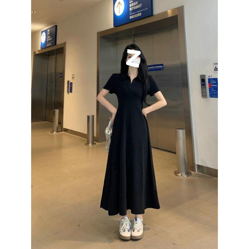 Elegantes schwarzes kurzärmeliges Kleid mit Polokragen: Taillenverschlankend, Figurbetont, Gerades Schulterdesign für Damen.