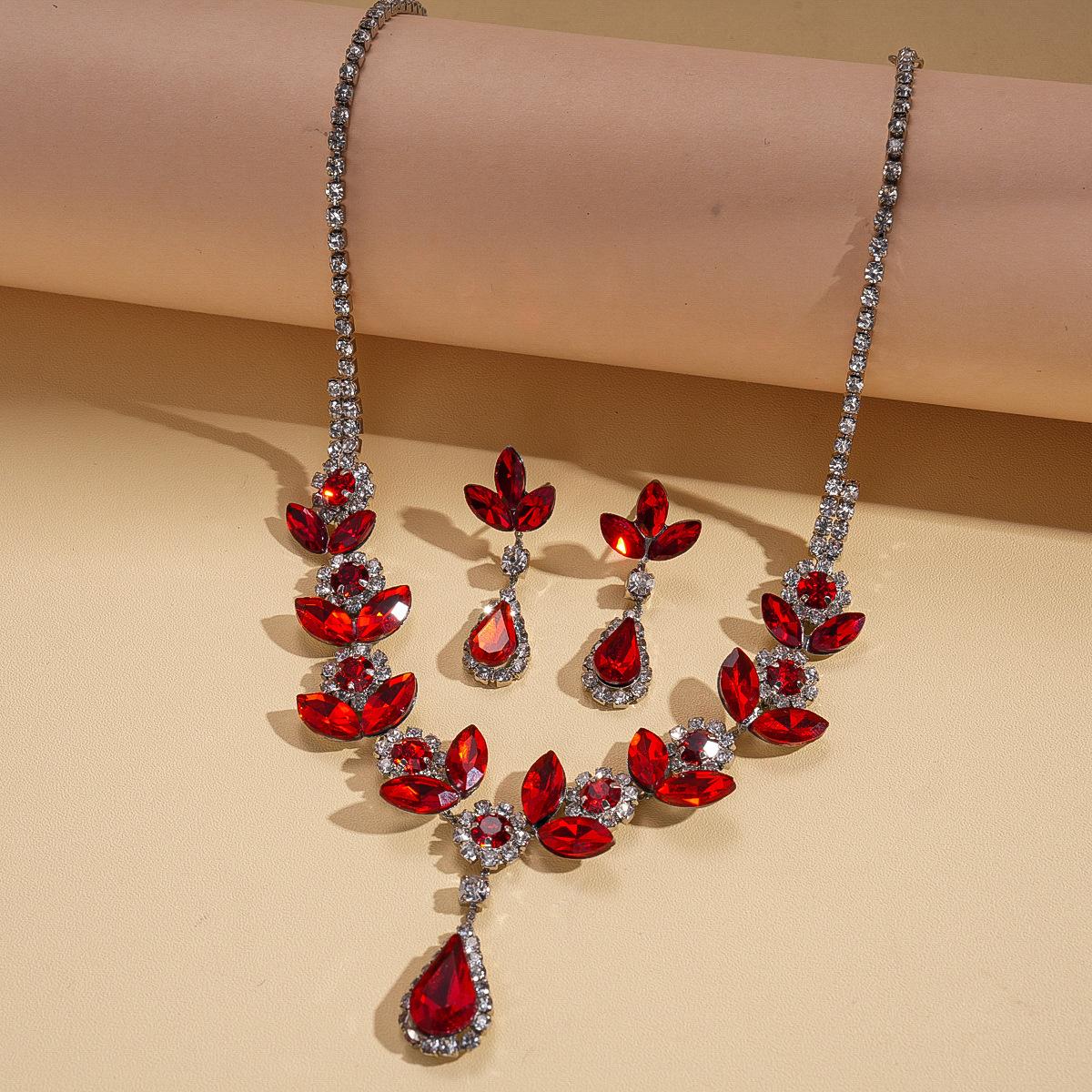 Two-piece set of diamond-encrusted flowers, leaves, water drop stud earrings, necklace, court style light luxury necklace