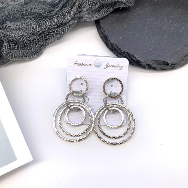 Retro stil personlighet överdrivna metallnitar örhängen enkla geometriska barockstil hoppande örhängen mode öron smycken