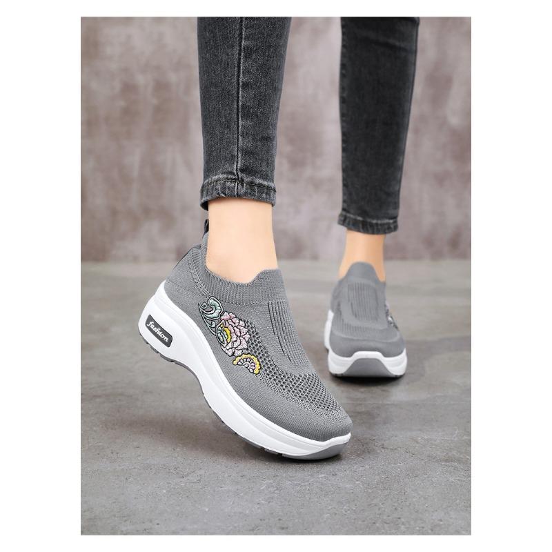 Spring New Lightweight Sponge Sole Casual Shoes Embroidered Peony Women's Height Increasing Shoes Breathable Socks Women's Shoes