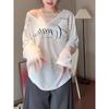 T-shirt a maniche lunghe bianca stile americano da donna con scollo a V larga, protezione solare, Estate 2026.