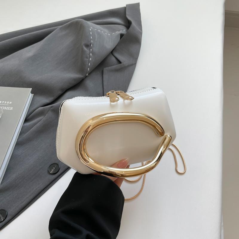 

Осень 2025 нишевая вечерняя сумка мини маленькая квадратная сумка европейская и американская ретро металлическая декоративная цепочка на одно плечо сумка через плечо белый