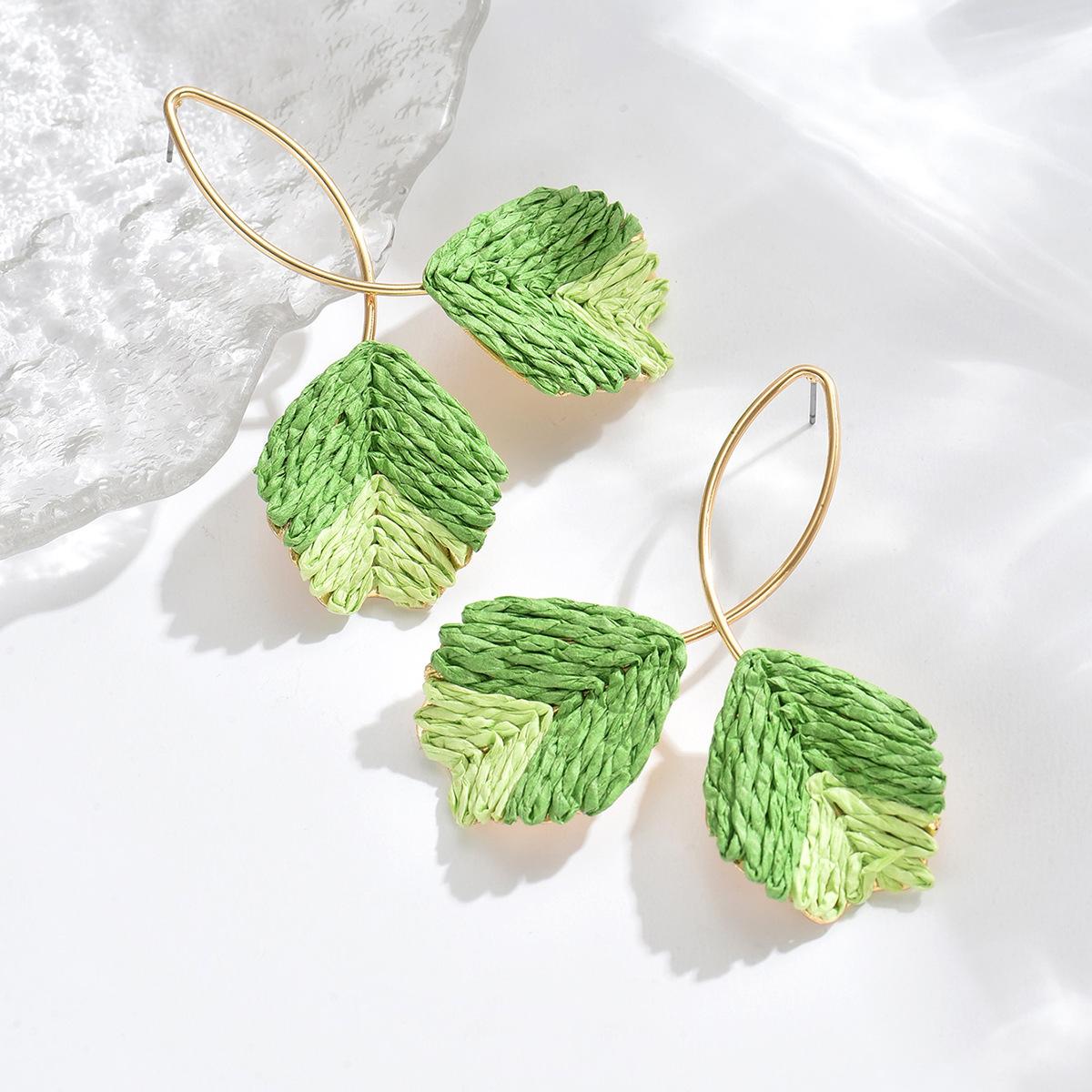 

Модные серьги-подвески для женщин зелёный