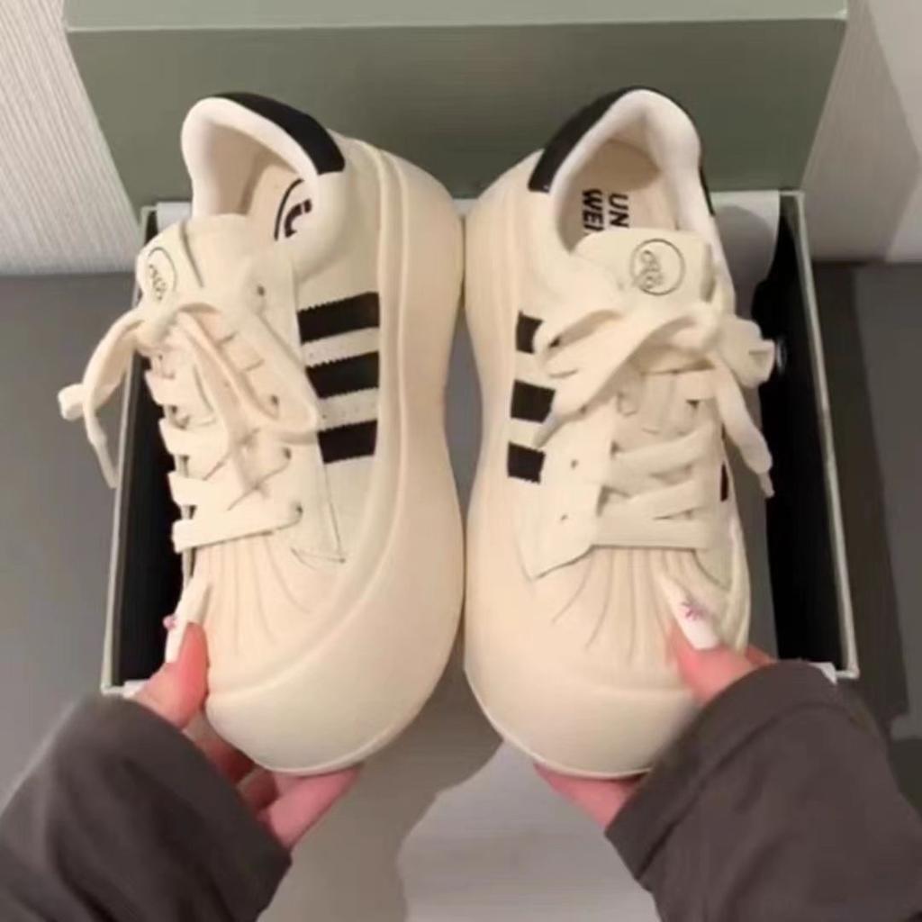 Zapatos planos blancos con plataforma y cabeza redonda informales para estudiantes de primavera.