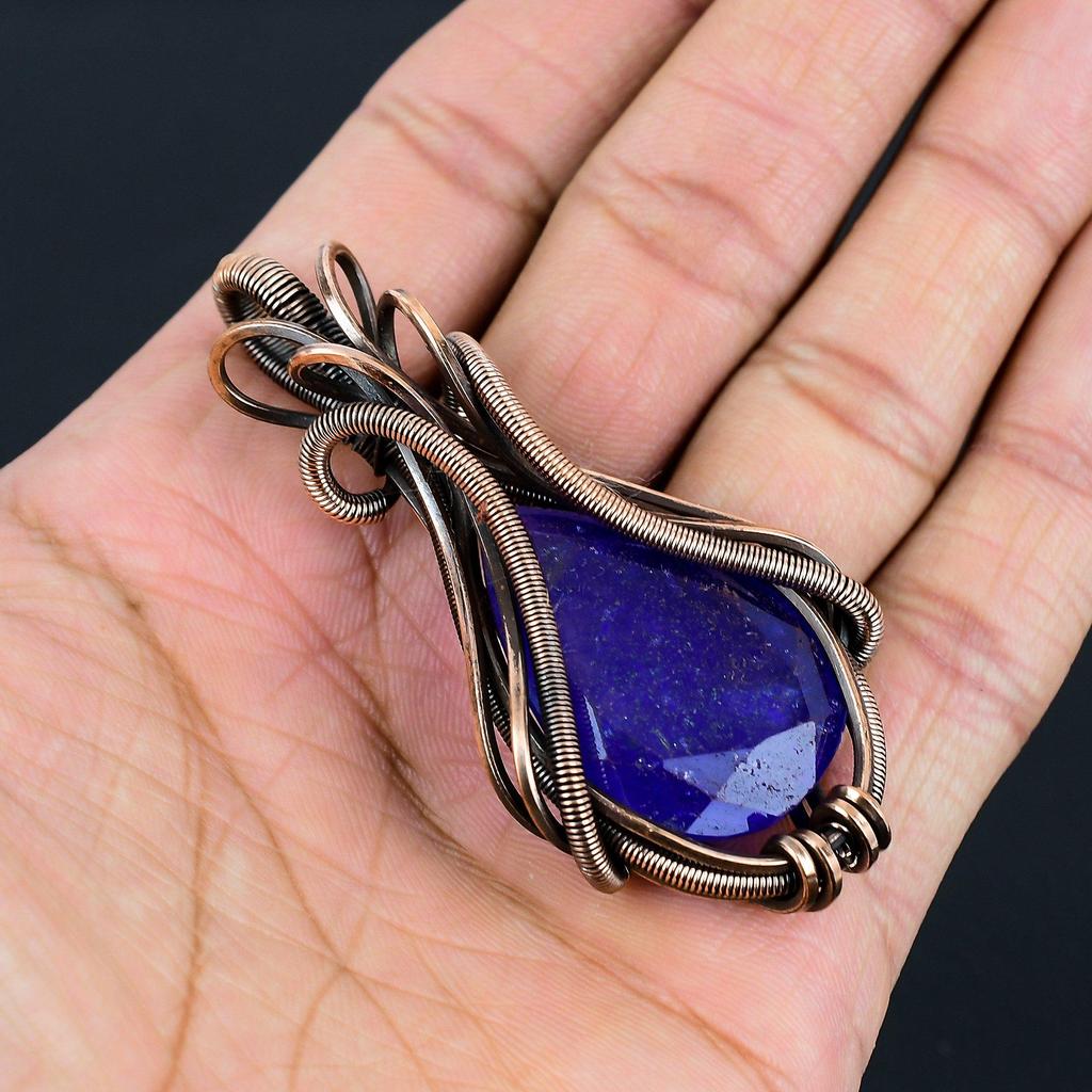 Modrý safír laboratorně vytvořený drahokam ručně vyrobený šperk přívěsek z čistého měděného drátu pro lásku