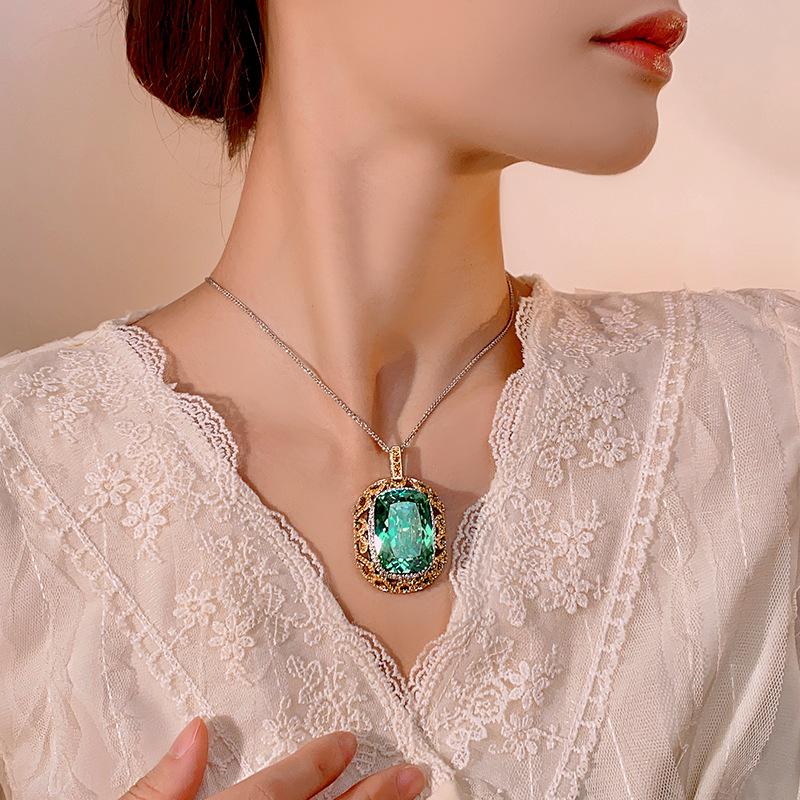 Schmuck Kupferboden Vergoldet Simulation Farbiger Schatz Para Grün Hohl Anhänger Halskette Stein 20 * 28