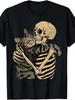 Koszulka graficzna z kotem przytulającym szkielet, T-shirt z okrągłym dekoltem, Casualowy top z nadrukiem, Idealny dla miłośników kotów, Odzież damska