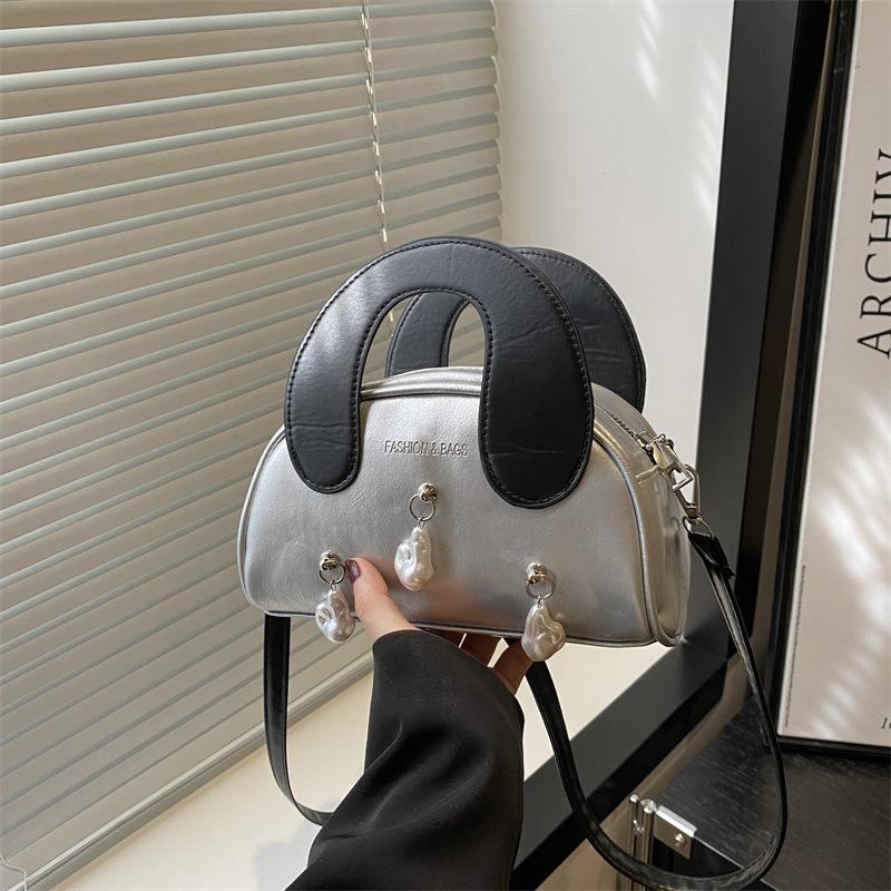 

Niche design single shoulder handbag bag women s summer 2025 new high-end versatile messenger bag contrasting color shell bag чёрный