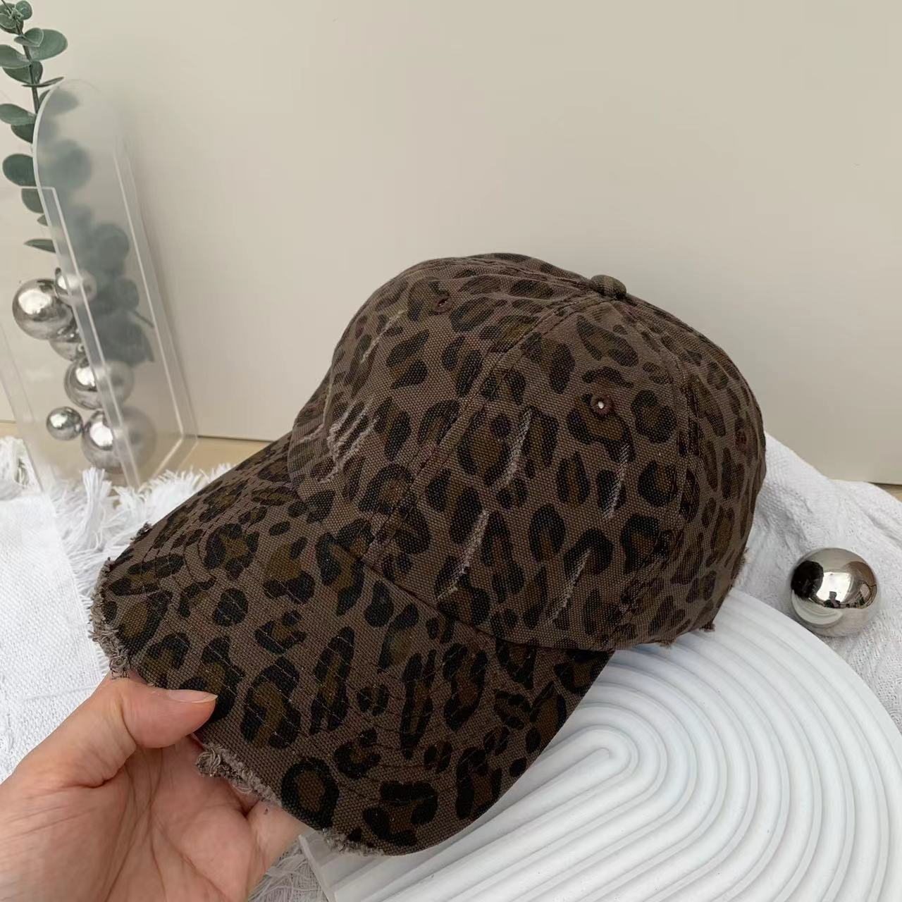 

Корейська версія ретро y2k бейсболка з леопардовим принтом жіноча весняно-літня шліфувальна стара повсякденна кепка з обличчям, маленький приплив, чоловіча 54-60 Adjustable темно-коричневого кольору