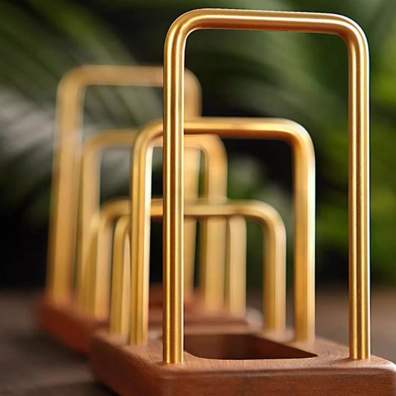 Prostorově úsporný držák na krájecí prkénka s protiskluzovou dřevěnou základnou, úložný stojan na desku na krájení na pracovní desku