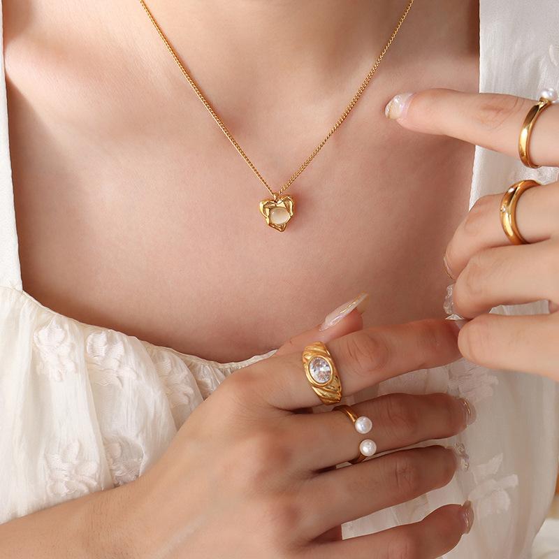 Colier cu pandantiv în opal încrustat în formă de inimă de lux, cu claviculă, placat cu aur