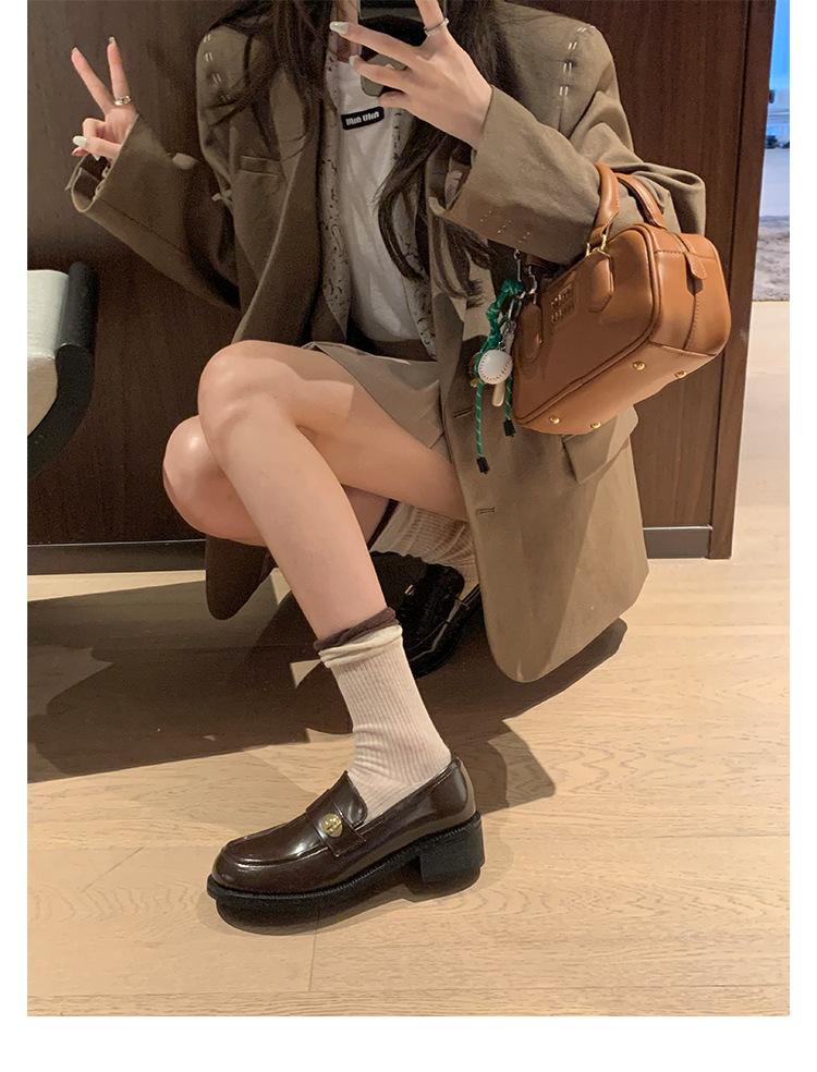 

Версия из овчины~ Натуральная кожа универсальные туфли-лодочки с круглым носком и золотой пряжкой на одном ремешке, на толстом каблуке, маленькие кожаные туфли женские осенние туфли на платформе 34