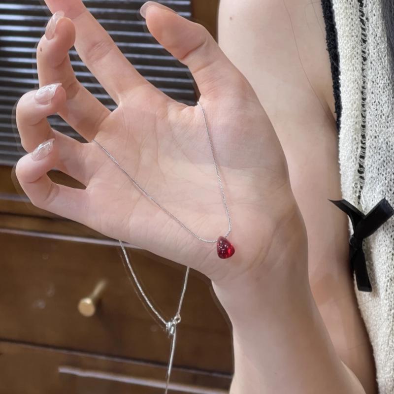 Red Water Drop Pendant Necklace - Retro, Gentle & Fashionable Skin-Enhancing Collarbone Chain