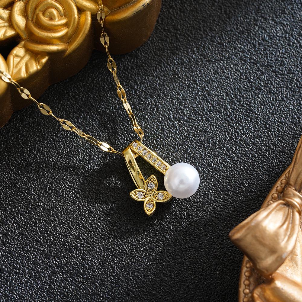 Stylish Zircon Four-Leaf Clover Pearl Titanium Necklace for Women – Versatile and Elegant Clavicle Chain