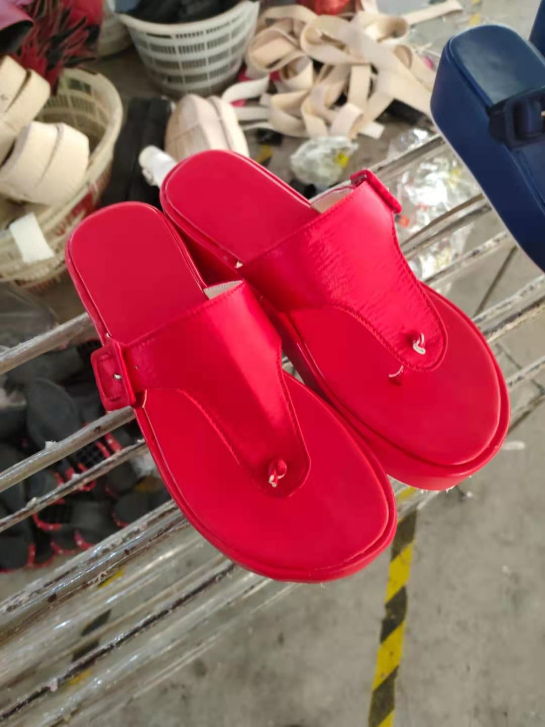 

Summer herringbone cool slippers women s 2025 new European and American beach toe belt buckle flat sandals women s large size women s shoes 35 красный