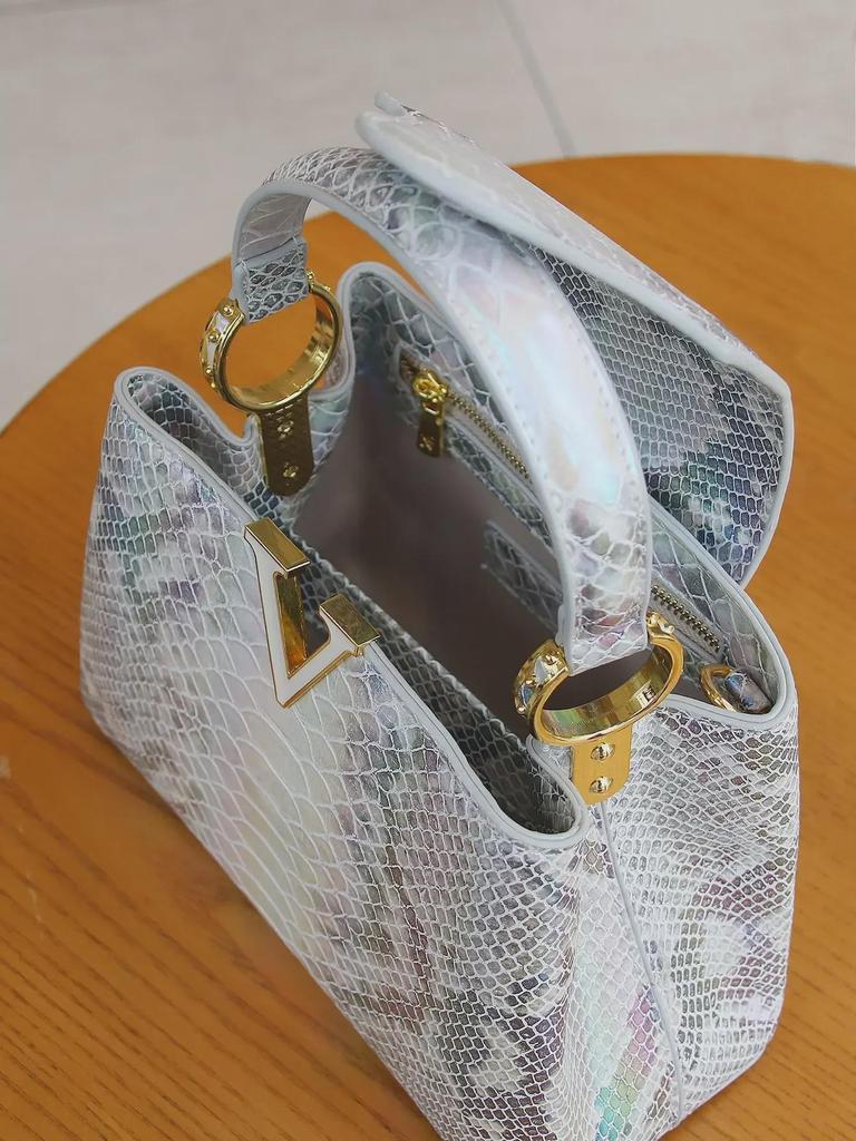 Luxusní kabelka Himalaya Gradient ve tvaru V s hadím vzorem (2024)