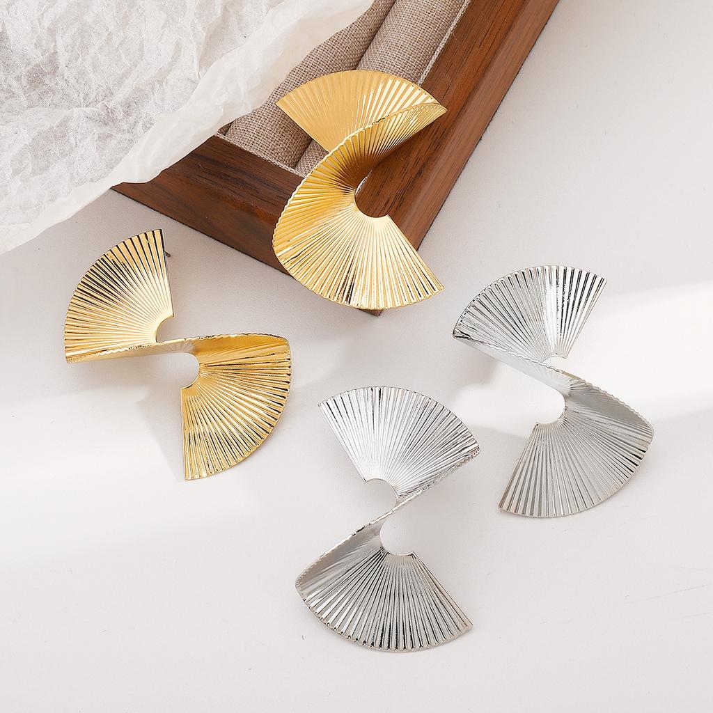 Women Fashion Stereoscopic Alloy Stud Earrings Unique Irregular Pleated Design Elegant High Grade Ear Jewelry