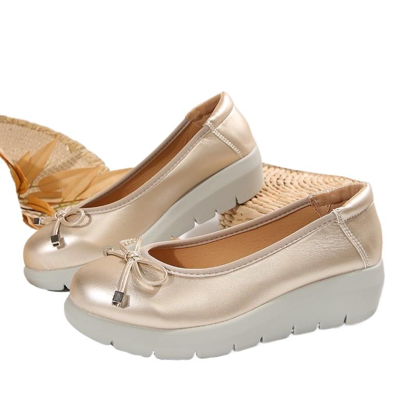 Fashion 2025 New Women's Flats Ultra Light Comfortable Soft Sole Shoes Breathable Slip On Casual Loafer Platform Wide Width Ladies Shoes